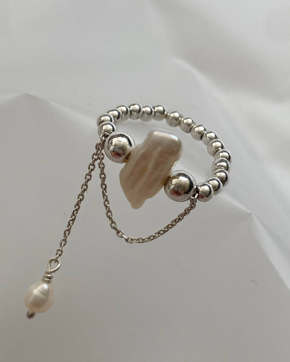 Close-up of the natural baroque pearl and sterling silver chain details on the Kasei ring