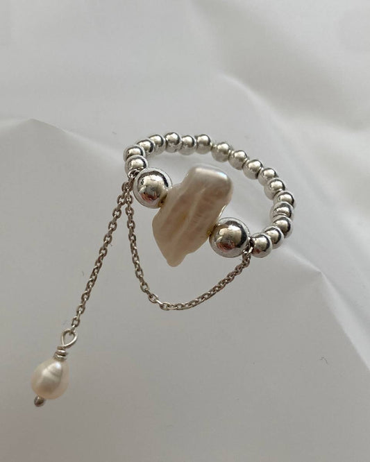 Close-up of the natural baroque pearl and sterling silver chain details on the Kasei ring