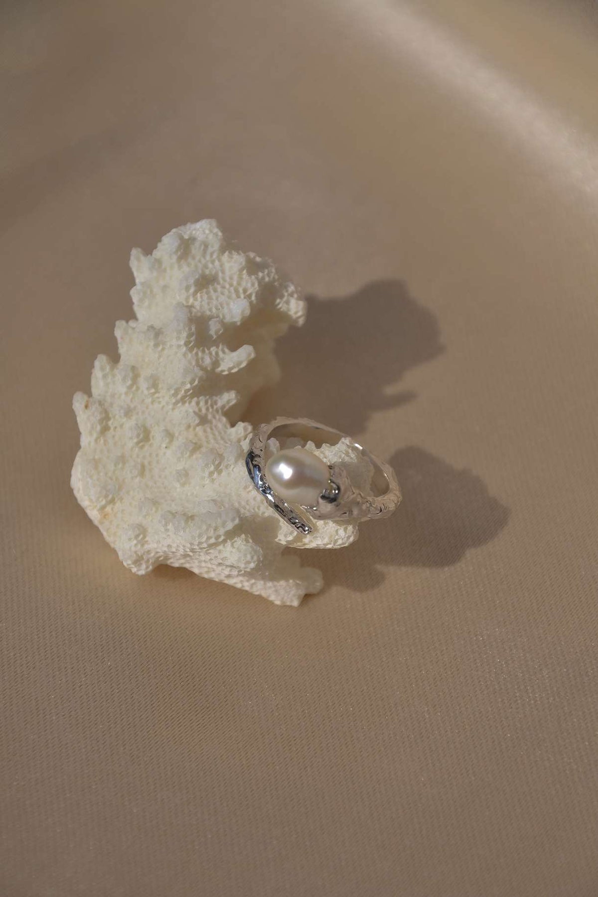 Veil baroque pearl ring in rhodium-plated sterling silver