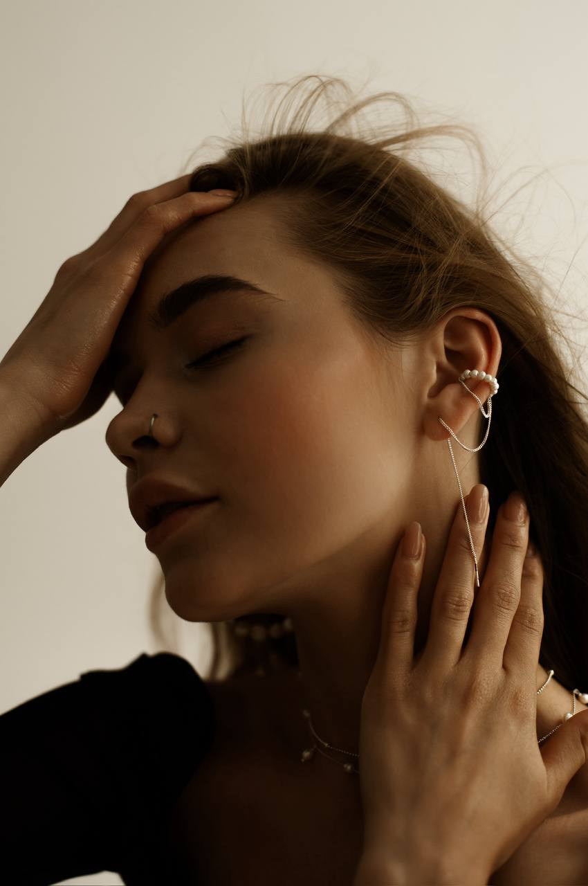 Pearl ear cuff with a 15 cm silver chain detail styled on the ear