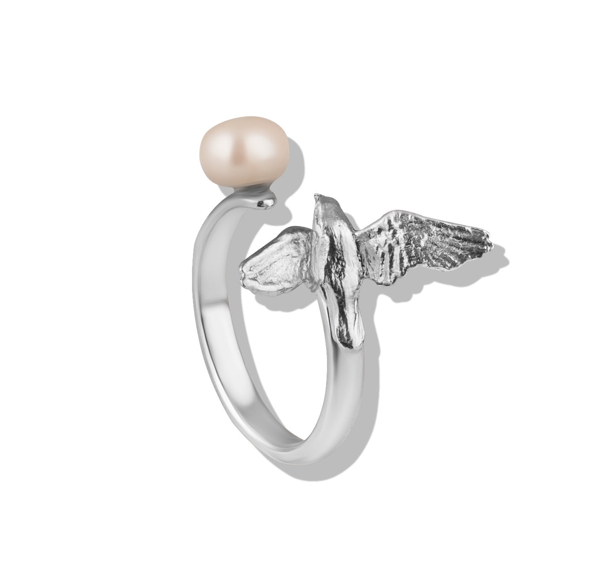 Close-up of the natural pearl and textured bird motif on the AILES Perle sterling silver ring