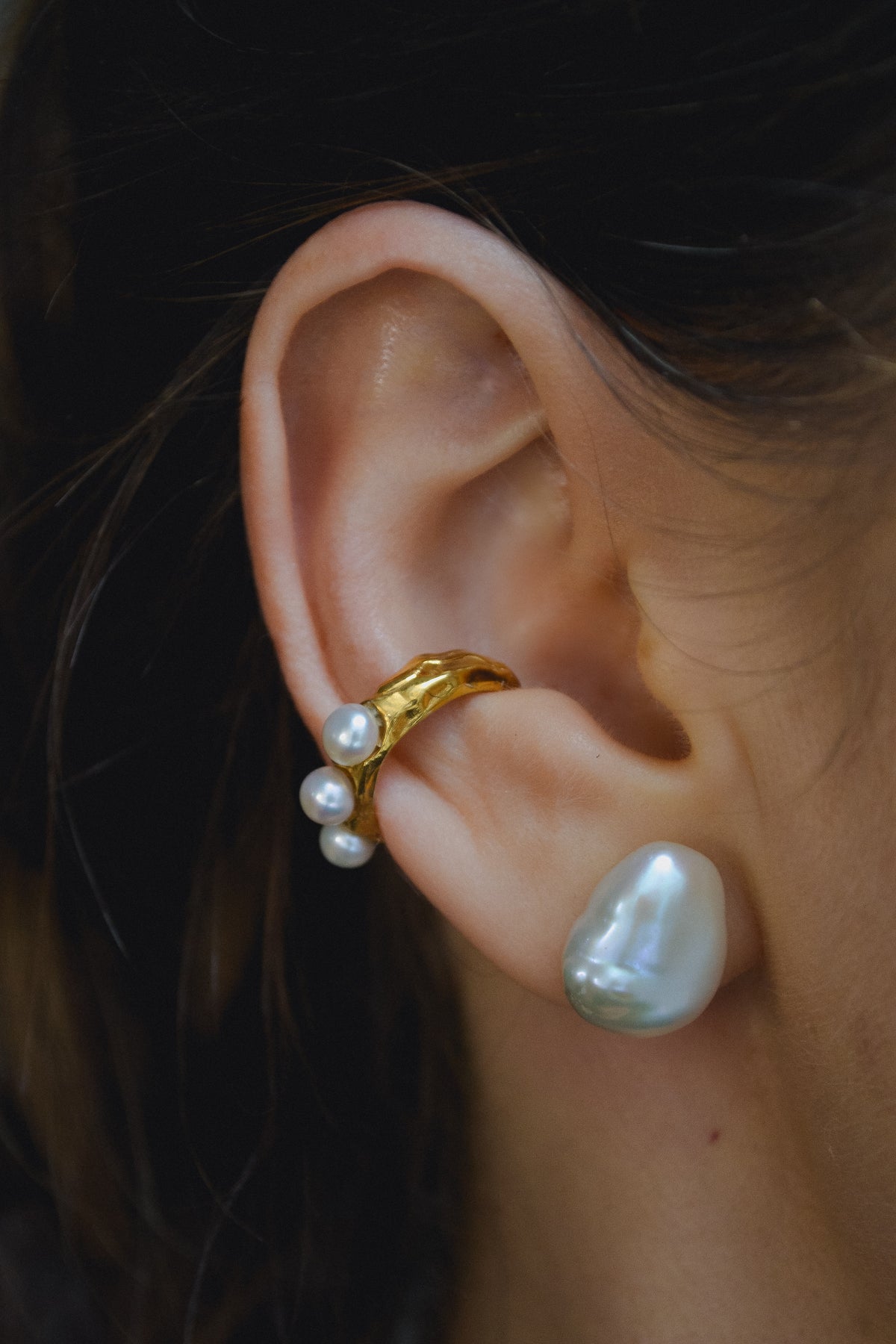 WAVES ear cuff with 24K gold-plated silver and three natural pearls