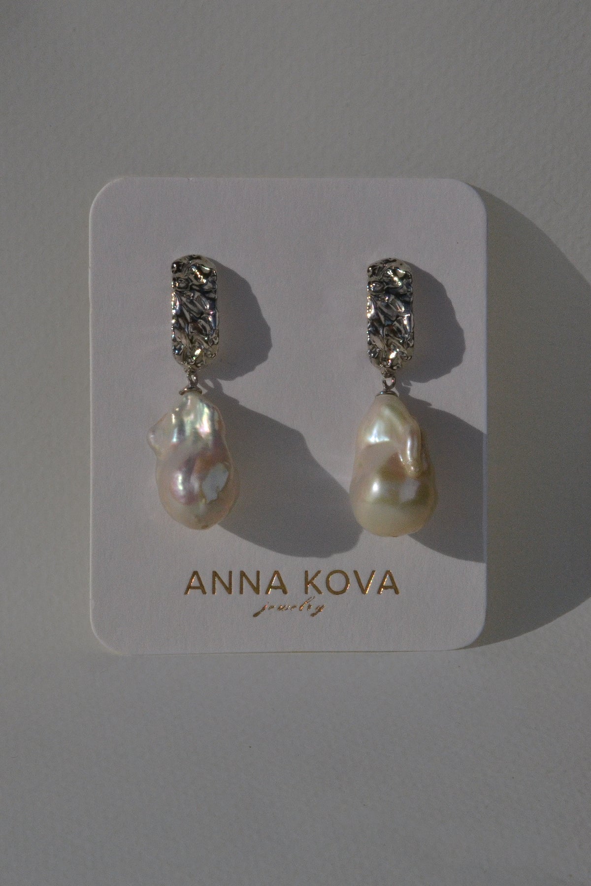 Rhodium-plated MEDINA earrings featuring oversized baroque pearls