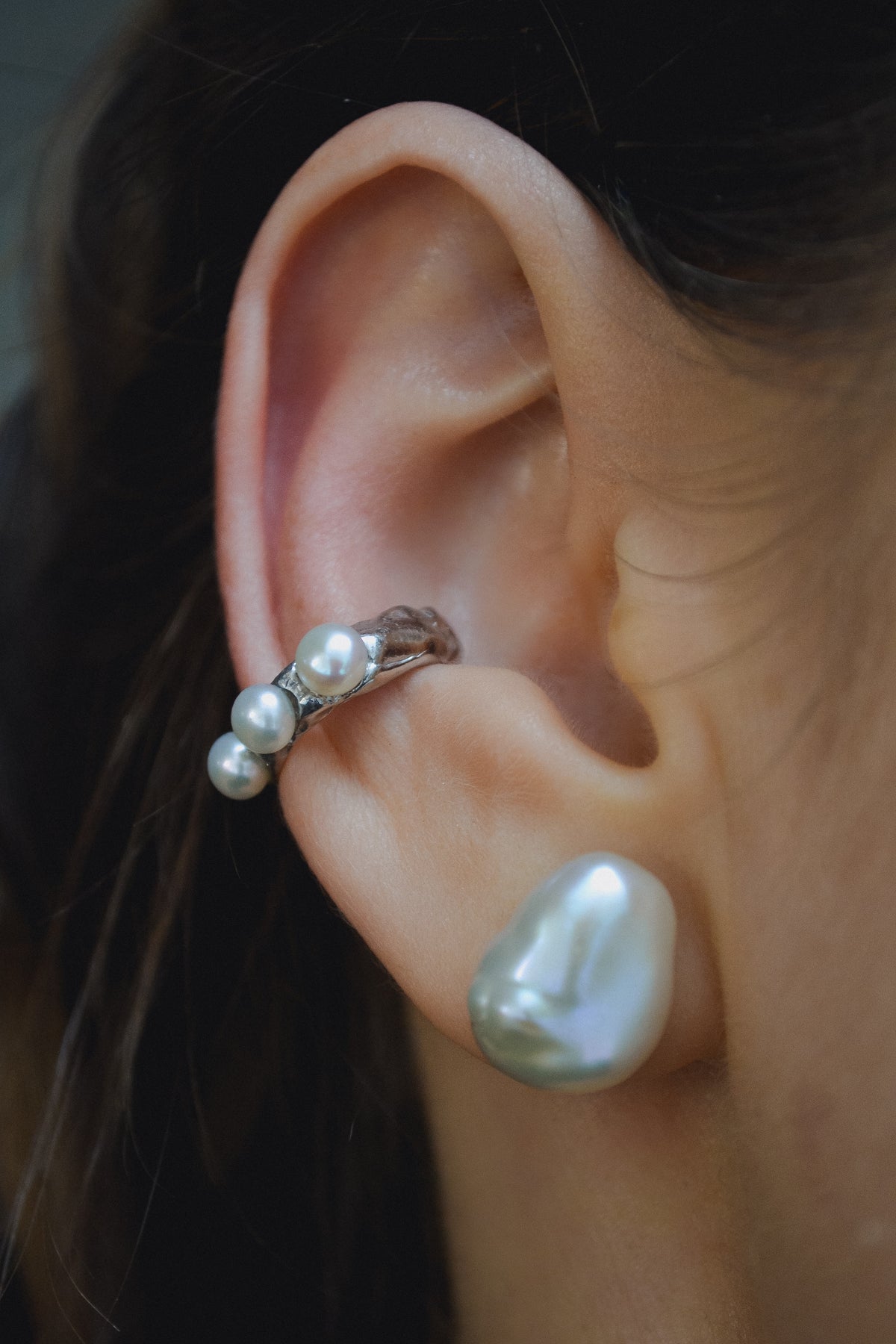 WAVES ear cuff with rhodium-plated silver and three natural pearls