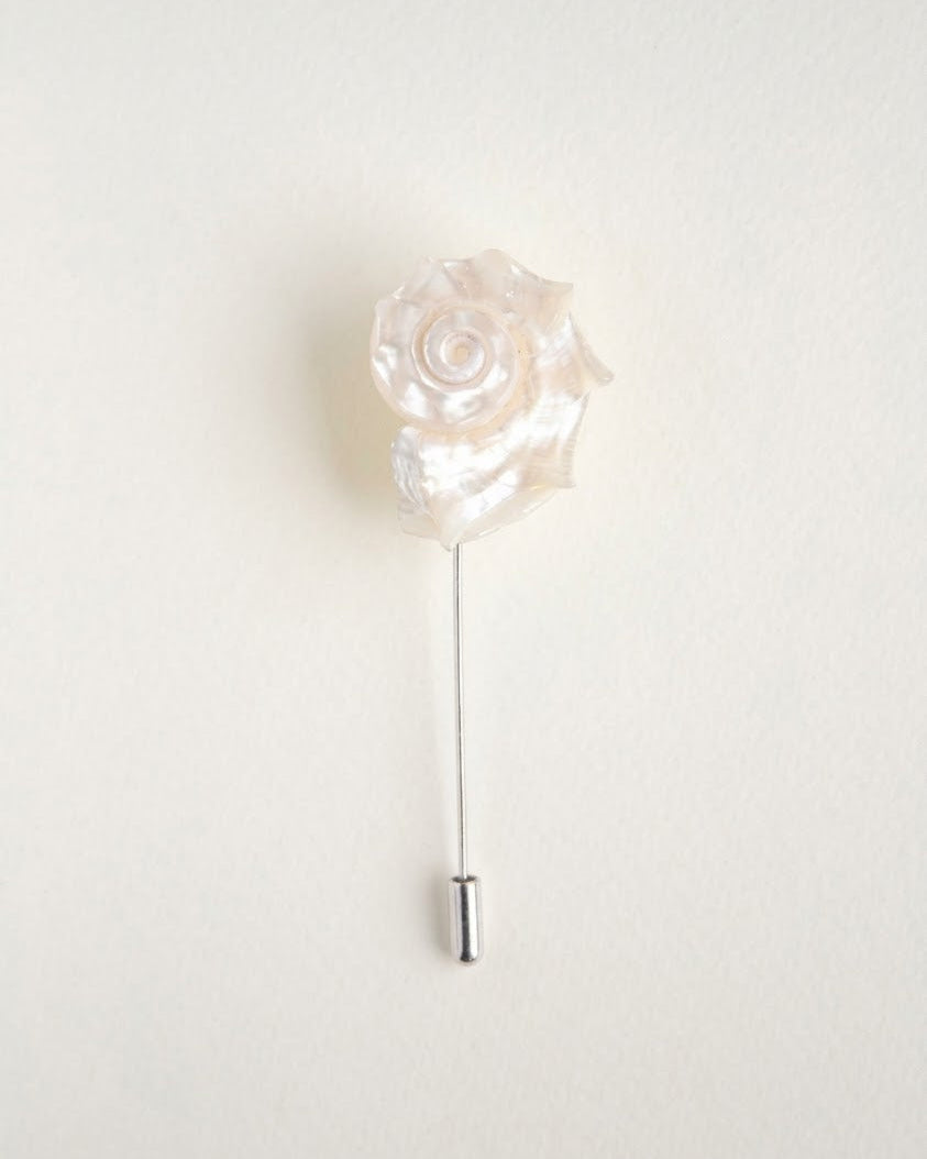 MARE shell brooch featuring an ocean shell mounted on a 925 sterling silver pin