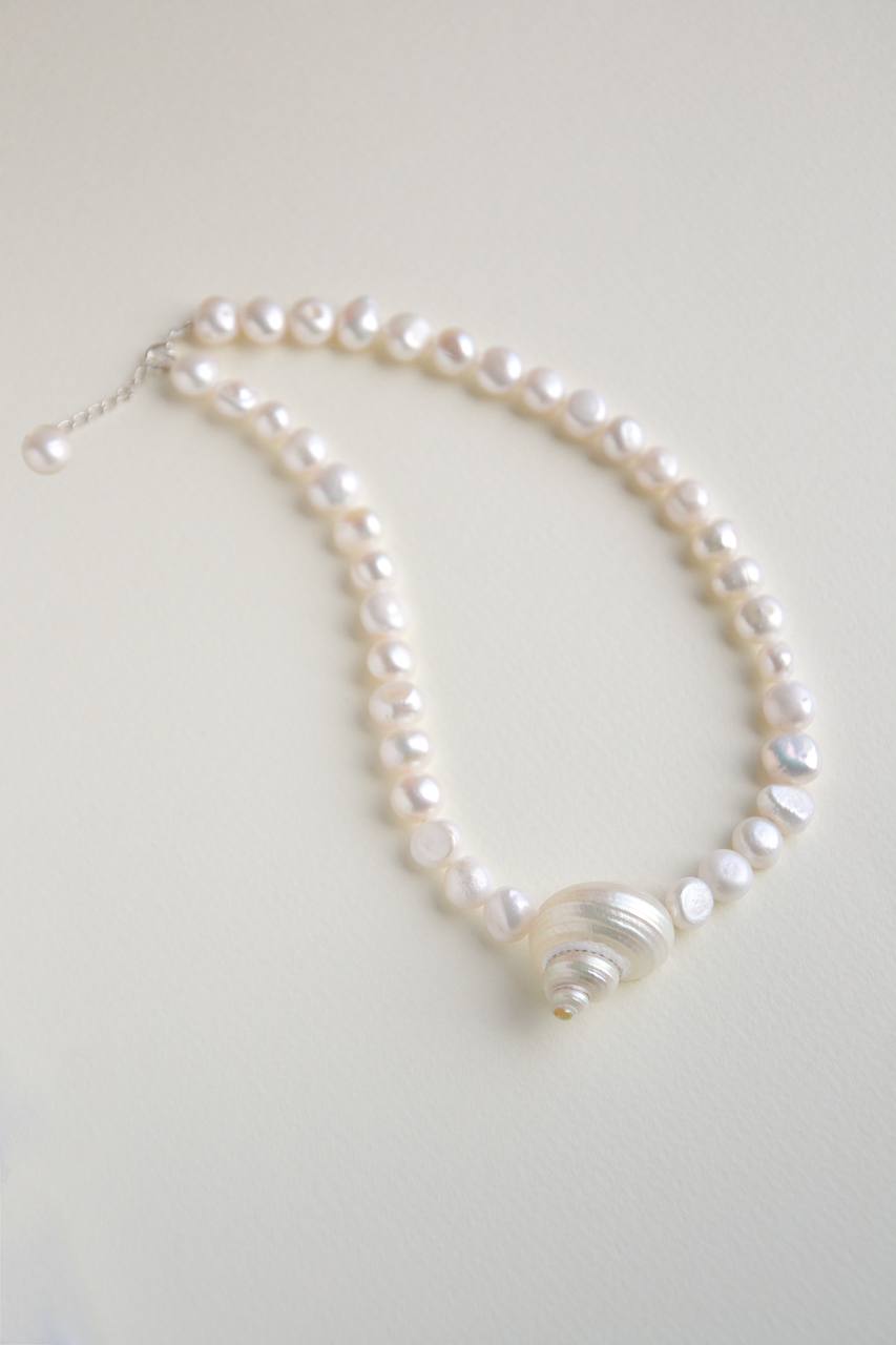 Detail of the SirenCore choker with natural pearls and rhodium-plated silver components